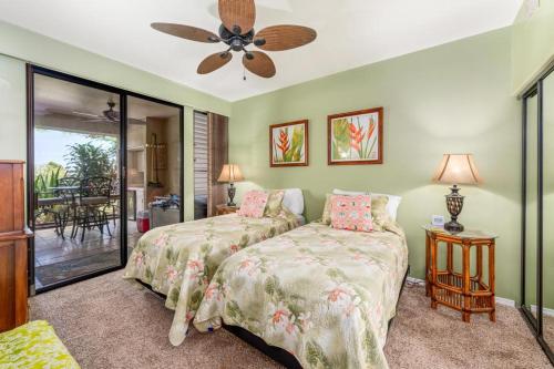 Ένα ή περισσότερα κρεβάτια σε δωμάτιο στο Big Island Waikoloa Fairways A-109 by Coldwell Banker Island Vacations