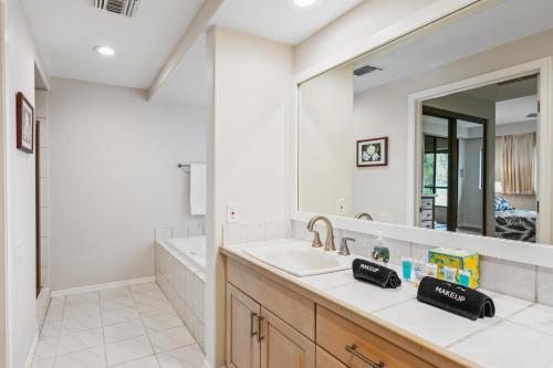 Ένα μπάνιο στο Big Island Waikoloa Fairways B-214 by Coldwell Banker Island Vacations