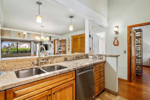 une cuisine avec un évier et un comptoir dans l'établissement Big Island Waikoloa Villas G203 by Coldwell Banker Island Vacations, à Waikoloa