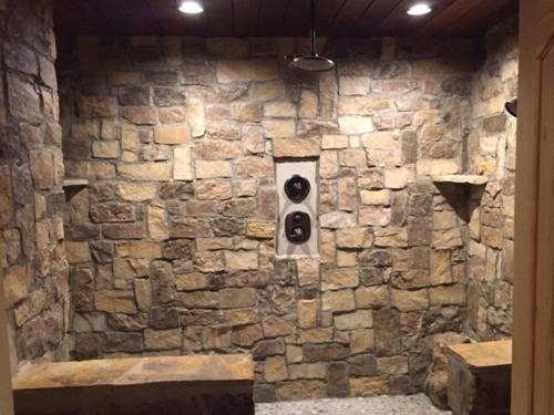 Un muro de piedra con un altavoz en una habitación. en Country Log Cabin-15 min to Asheville, en Asheville