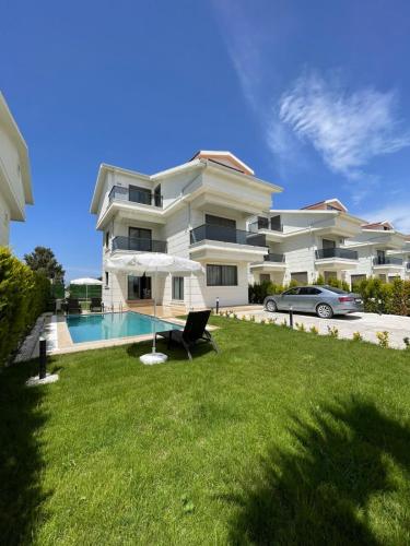 Πισίνα στο ή κοντά στο SerenityGardenHoliday 8