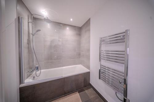 a bathroom with a shower and a bath tub at Luxury 3BR Apt Sleeps 10, Wembley & Park Views in Preston