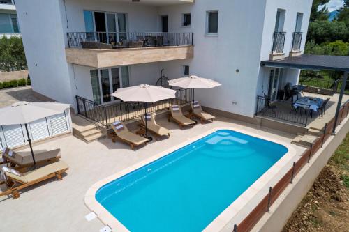 Villa 3D by the Sea with pool and included breakfast