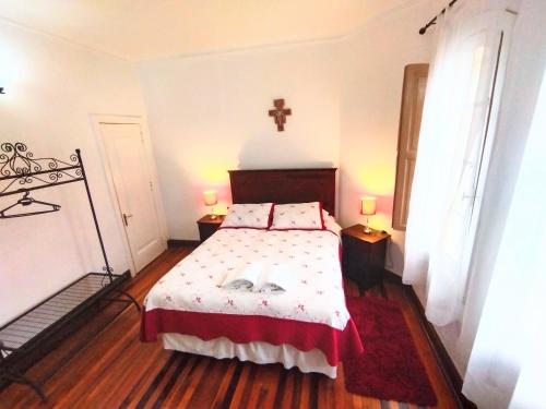 a bedroom with a bed and a cross on the wall at Centro Mariápolis Chile in Cunaco