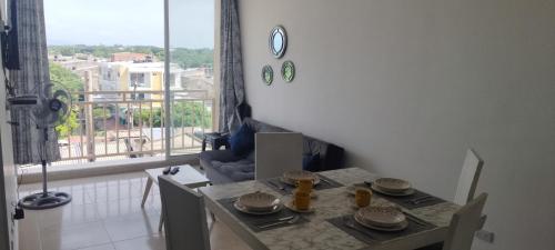 a dining room with a table and a large window at Loft Cerca al Centro Histórico - A pasos de Todo! in Valledupar