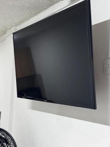 a flat screen tv hanging on a wall at Hermoso apartamento cerca al Poblado in Medellín