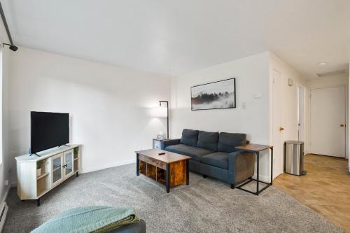 TV a/nebo společenská místnost v ubytování Quiet 1 Bed Apt #4 - In Town Great, Central Location