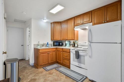 Η κουζίνα ή μικρή κουζίνα στο Quiet cozy centrally located furnished apt #2