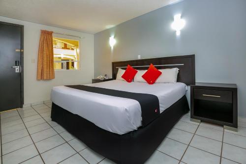 Postel nebo postele na pokoji v ubytování Capital O Hotel Victoria Morelia