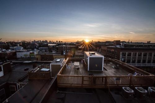 a view of a rooftop of a building with the sunset at 46 Bright and Sunny Studio Long-term stays in Chelsea
