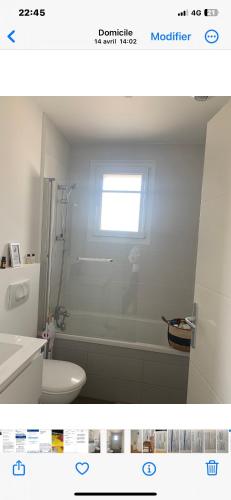 une salle de bain avec des toilettes blanches et une fenêtre dans l'établissement Chambre d'hôtes Villas du Plantier, à Andernos-les-Bains