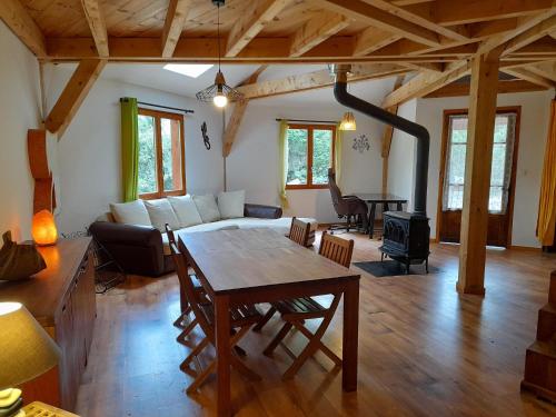un salon avec une table et un canapé dans l'établissement Ma maison insolite au cœur des Cévennes, à Vébron