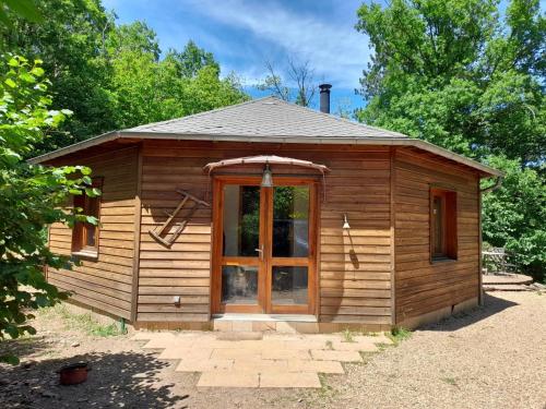 Cette petite cabane en bois dispose d'une grande fenêtre. dans l'établissement Ma maison insolite au cœur des Cévennes, à Vébron