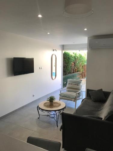 un salon avec un canapé et une table dans l'établissement Studio La grande Motte, à La Grande Motte