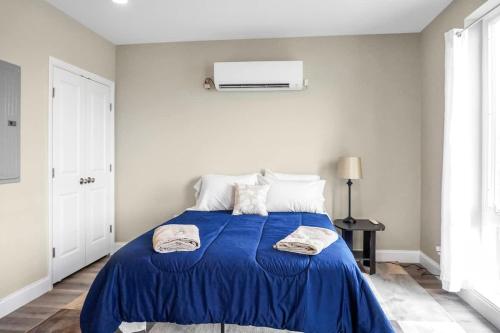 Un dormitorio con una cama azul con dos toallas encima. en Unit 26 Chic Studio in Chelsea, en Chelsea