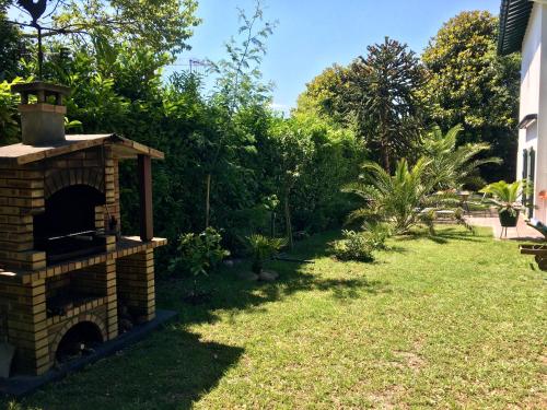 a garden with a brick oven in the grass at Location dans les Landes et le Pays basque in Labenne