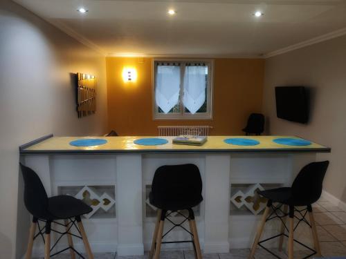 a kitchen with a counter with blue plates on it at Location dans les Landes et le Pays basque in Labenne