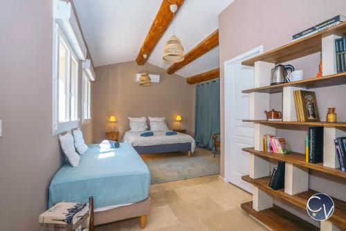 une chambre avec deux lits et une étagère dans l'établissement Villa climatisée, piscine et terrain de pétanque, à Vallabrix