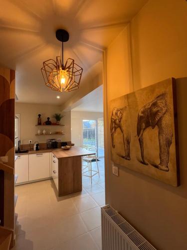 une cuisine avec une peinture d'un éléphant sur le mur dans l'établissement Villa Bambou, à Saint-Jouan-des-Guérets
