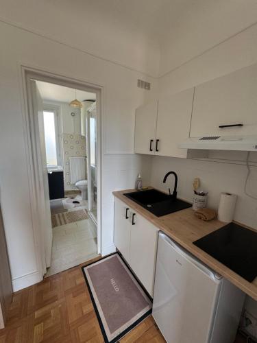 Kuchyň nebo kuchyňský kout v ubytování Séjour agréable Maisons-Laffitte