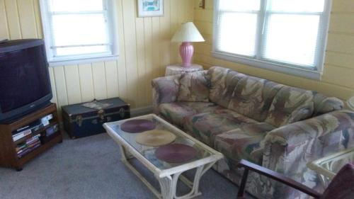 un soggiorno con un divano e una TV di Pet Friendly Cottage walk to beach! a Rehoboth Beach