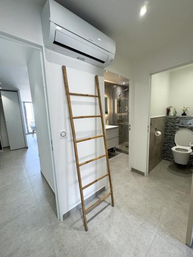 - une salle de bains avec une échelle au milieu d'une pièce dans l'établissement La SébaïaVie, à Sète