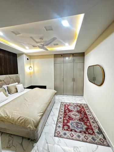una camera da letto con un letto grande e un tappeto di Modern vault a Rawalpindi