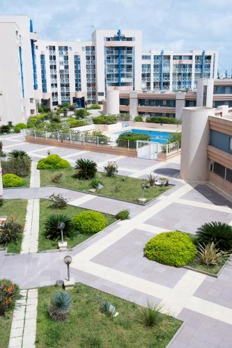 - une vue aérienne sur une cour dans un grand bâtiment dans l'établissement La SébaïaVie, à Sète