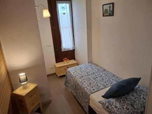 a small bedroom with two beds and a window at L'Oasi del Mediterraneo in Sampieri