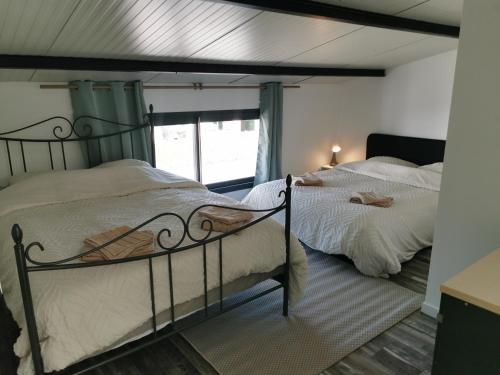 une chambre avec deux lits dans une pièce dans l'établissement Loft lumineux, pièce de vie 100m2, parking privé, à Le Mesnil-Esnard