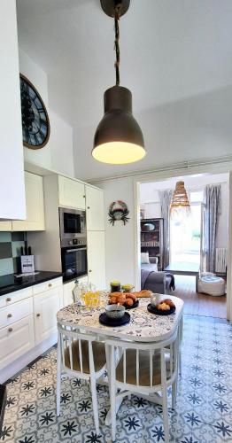 une cuisine avec une table avec de la nourriture dessus dans l'établissement La Maison des Piranhas, à Arcachon