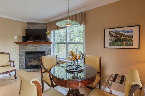 Posezení v ubytování Ski Retreat, Steps to Slopes, Balcony, Fireplace