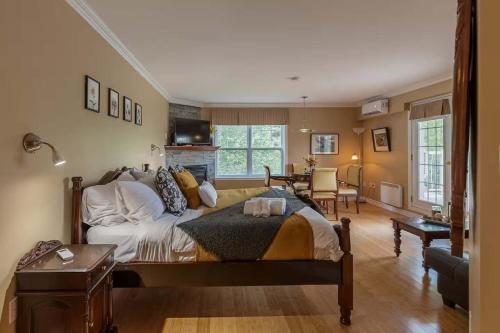 Posezení v ubytování Ski Retreat, Steps to Slopes, Balcony, Fireplace