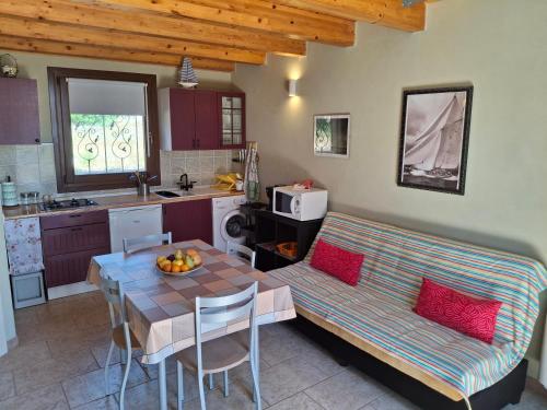 a living room with a table and a kitchen at L'Oasi del Mediterraneo in Sampieri