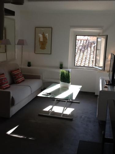 a living room with a couch and a table at Appartement 3 Studios centre ville Saint Tropez avec parking in Saint-Tropez