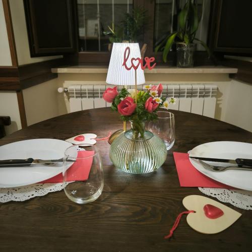 a table with a vase of flowers on a table at Fons Clara Domus et Eventi in Fontechiari