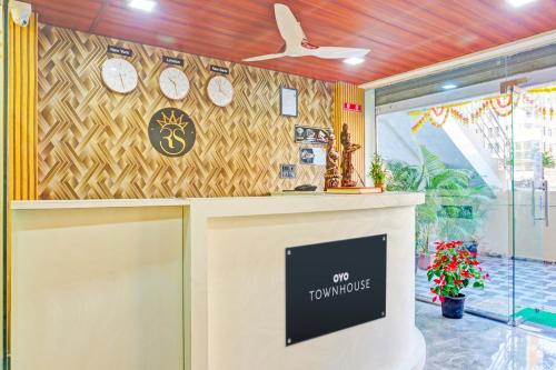 Ο χώρος του λόμπι ή της ρεσεψιόν στο Townhouse Surya Inn