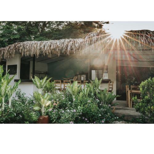 Un jardín fuera de Drift Away Lodge CR