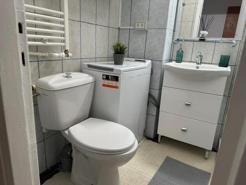 Ένα μπάνιο στο Affordable 1Br Apt in Downtown