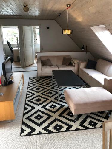 a living room with a couch and a table at Horsens, Vejle, Aarhus, Fredericia in Løsning