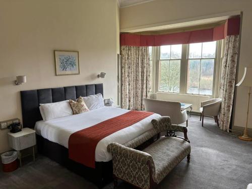 Postel nebo postele na pokoji v ubytování Dryburgh Abbey Hotel