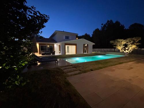 une maison avec piscine la nuit dans l'établissement Villa Karasse, à Lège-Cap-Ferret