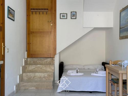 ヴィッラシミーウスにあるDomus Meridianaのベッドルーム1室(ベッド1台付)、木製のドア