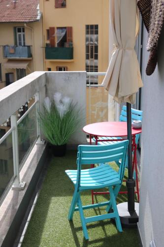 deux chaises et une table sur un balcon dans l'établissement Charmant studio climatisé avec terrasse ensoleillée, à Nice
