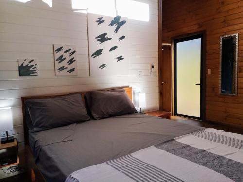 a bedroom with a bed and a wall with birds on it at Thoas Lodge in Coronado