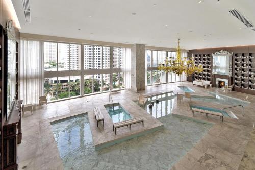 une grande chambre avec une piscine dans un bâtiment dans l'établissement Luxurious 5-STAR condo at the ICON Brickell, à Miami