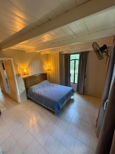 ein Schlafzimmer mit einem Bett in einem Zimmer in der Unterkunft Los Alerces in Villa Urquiza