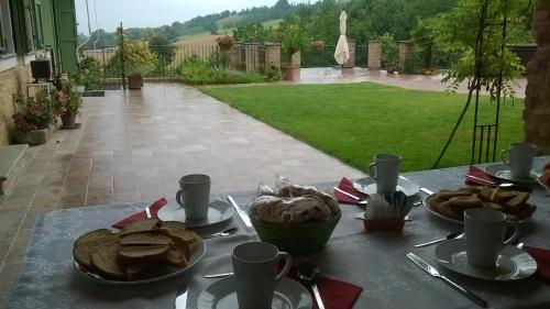 un tavolo con sopra dei piatti di cibo di Il Ghiro Dormiglione a Cocconato