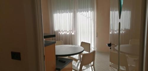 a room with a table and chairs and a window at Casa Diamante con garage privato gratuito nella struttura in Termoli