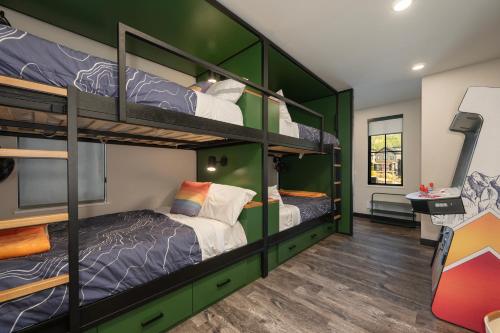 2 literas en una habitación con paredes verdes en Experience luxury and adventure at Row 41 nestled in the heart of Winter Park Colorado, en Winter Park